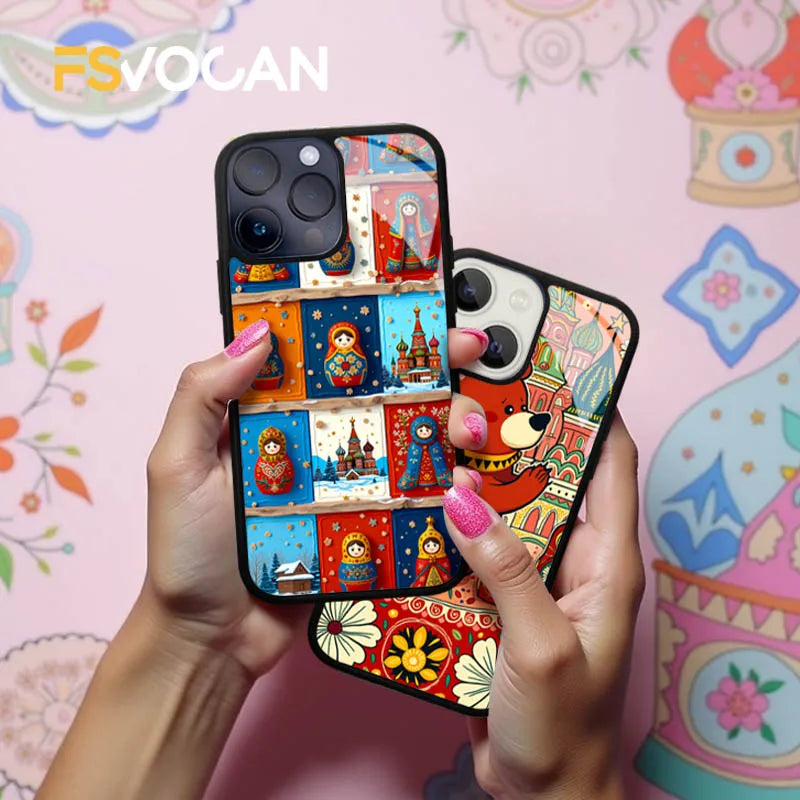 Allure russe pour iPhone 17 16 15 14 13 12 11 18 Pro Max, un ours ludique, dôme orné et poupées Matryoshka en fusion artistique
